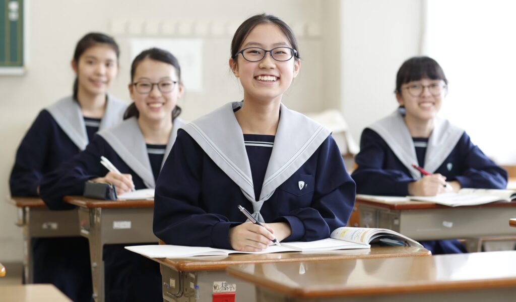 四天王寺中学　襟カバー　セーラー服　大阪型セーラー服　関西型セーラー服　女子中学生